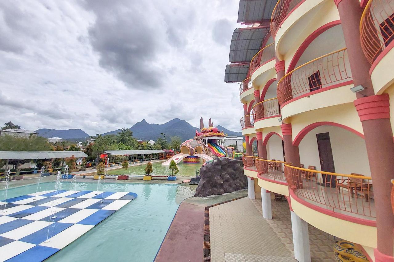 Oyo 3196 Hotel Taman Cinta Singkawang Dış mekan fotoğraf