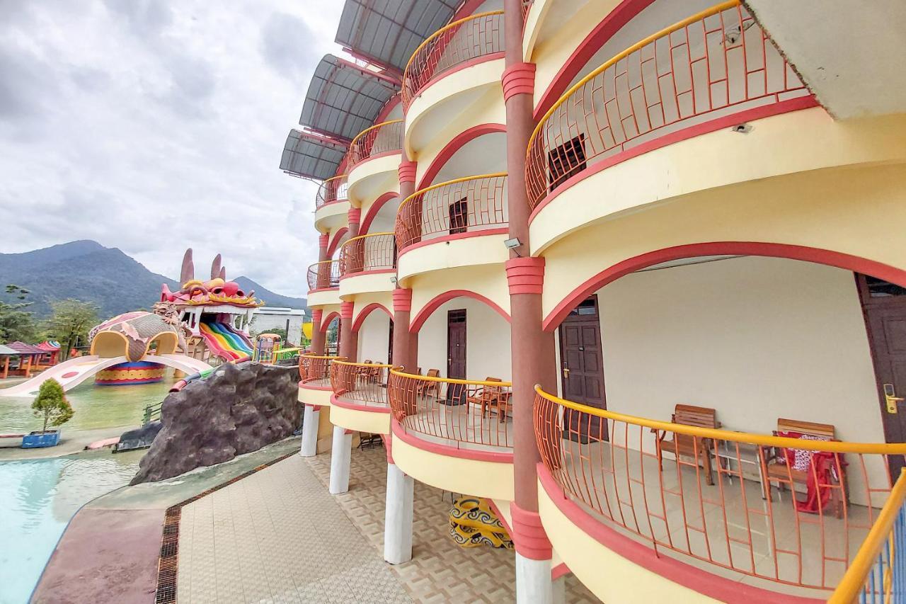 Oyo 3196 Hotel Taman Cinta Singkawang Dış mekan fotoğraf